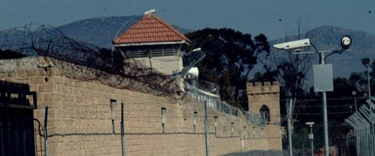 Δύο ισοβίτες, ο αδελφός του ενός και άλλοι δύο στο κάδρο για το ψυγείο με τα κινητά-Ισχυρισμός για χρηματισμό δεσμοφύλακα